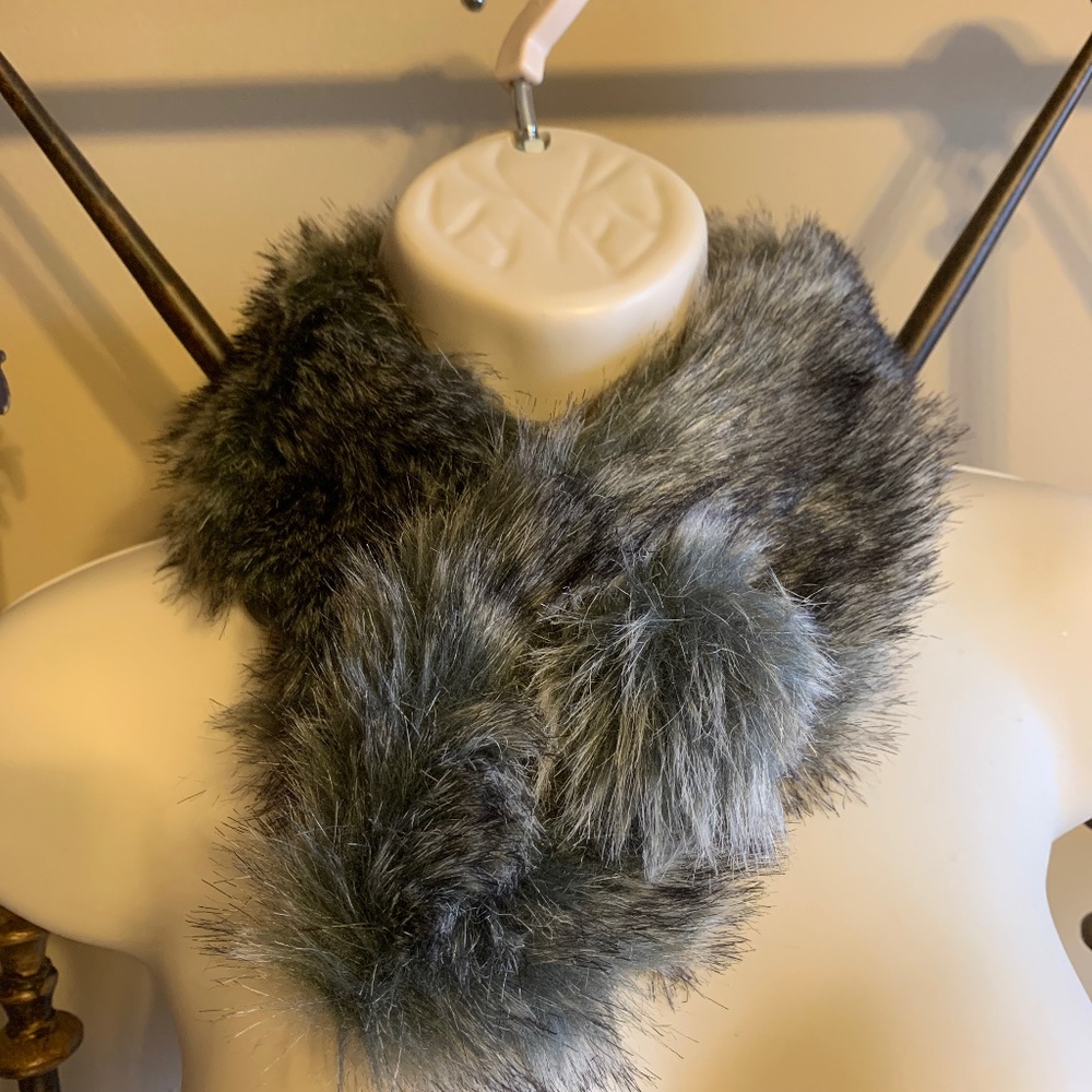 Faux fur collar